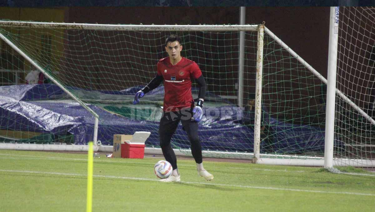 Kiper Timnas Indonesia Nadeo Argawinata saat melakukan pemanasan sebelum latihan di Lapangan Thor, Surabaya, Selasa (05/09/23). (Foto: Fitra Herdian/INDOSPORT)