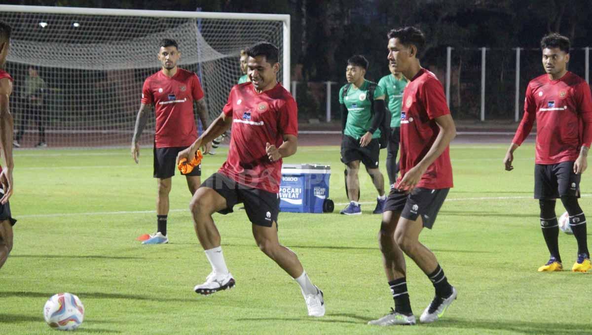 Pemain Timnas Indonesia Asnawi Mangkualam, Stefano Lilipaly dan Saddil Ramdani saat melakukan pemanasan sebelum latihan Timnas Indonesia di Lapangan Thor, Surabaya, Selasa (05/09/23). (Foto: Fitra Herdian/INDOSPORT)