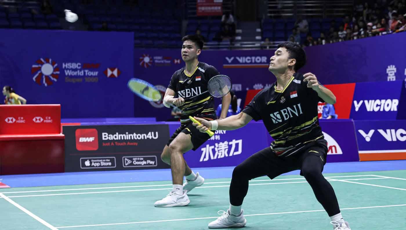Momen kocak Leo Rolly Carnando bak sedekah raket ke Daniel Marthin di tengah pertandingan Hong Kong Open 2023.
