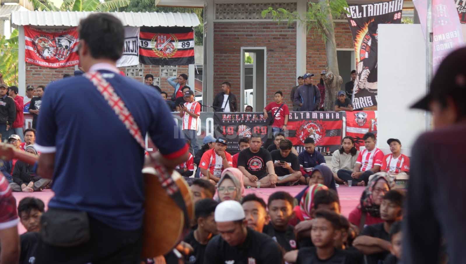 Suporter Deltamania menyaksikan launching tim kebanggaannya Deltras FC sambil menikmati hiburan musik.