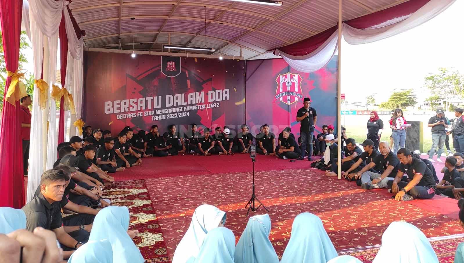 Deltras FC menggelar perkenalan pemain secara sederhana, mengundang anak panti asuhan dan berdoa bersama di Lapangan Siwalanpanji, Sidoarjo.