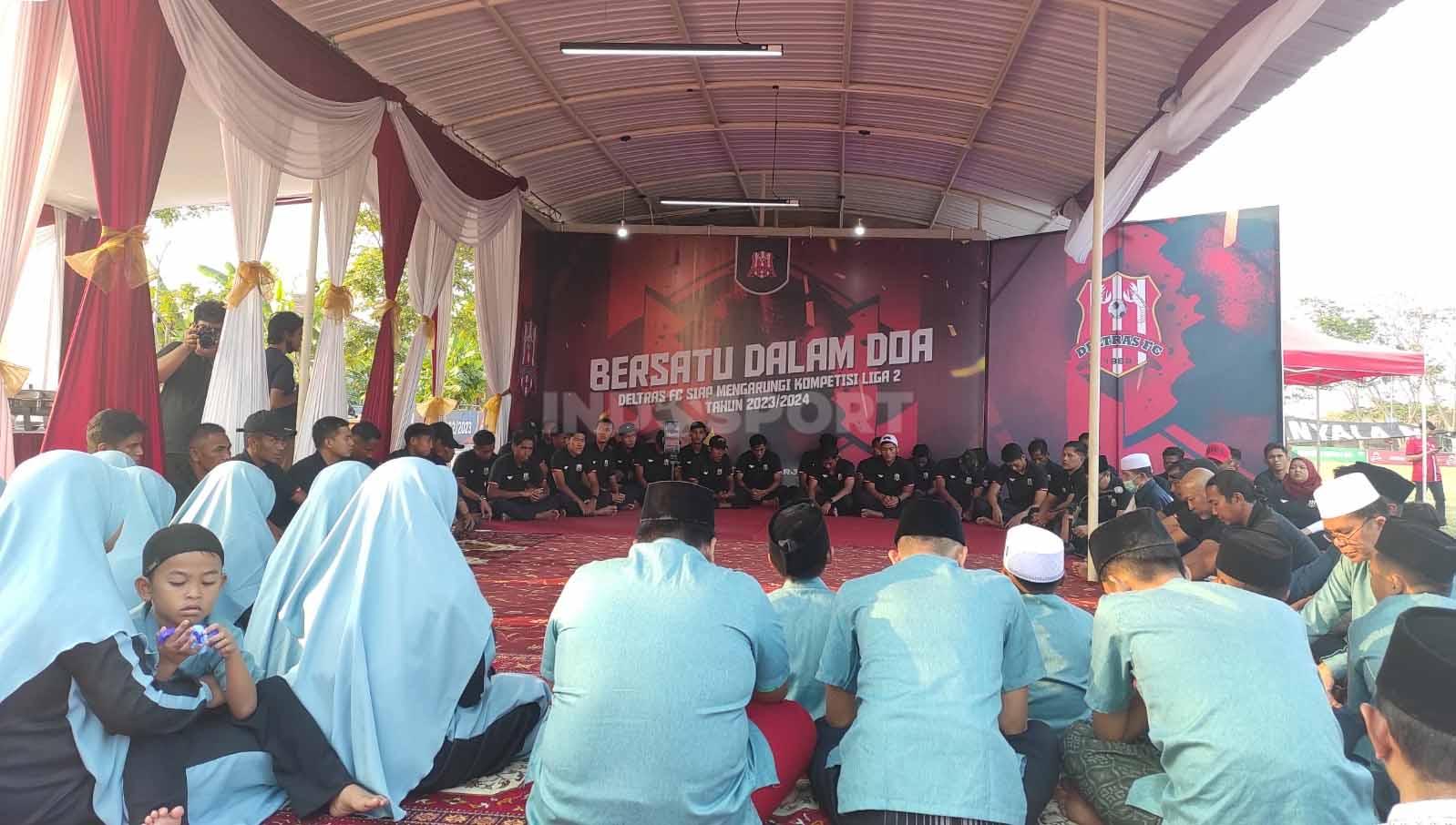 Deltras FC menggelar perkenalan pemain secara sederhana, mengundang anak panti asuhan dan berdoa bersama di Lapangan Siwalanpanji, Sidoarjo.