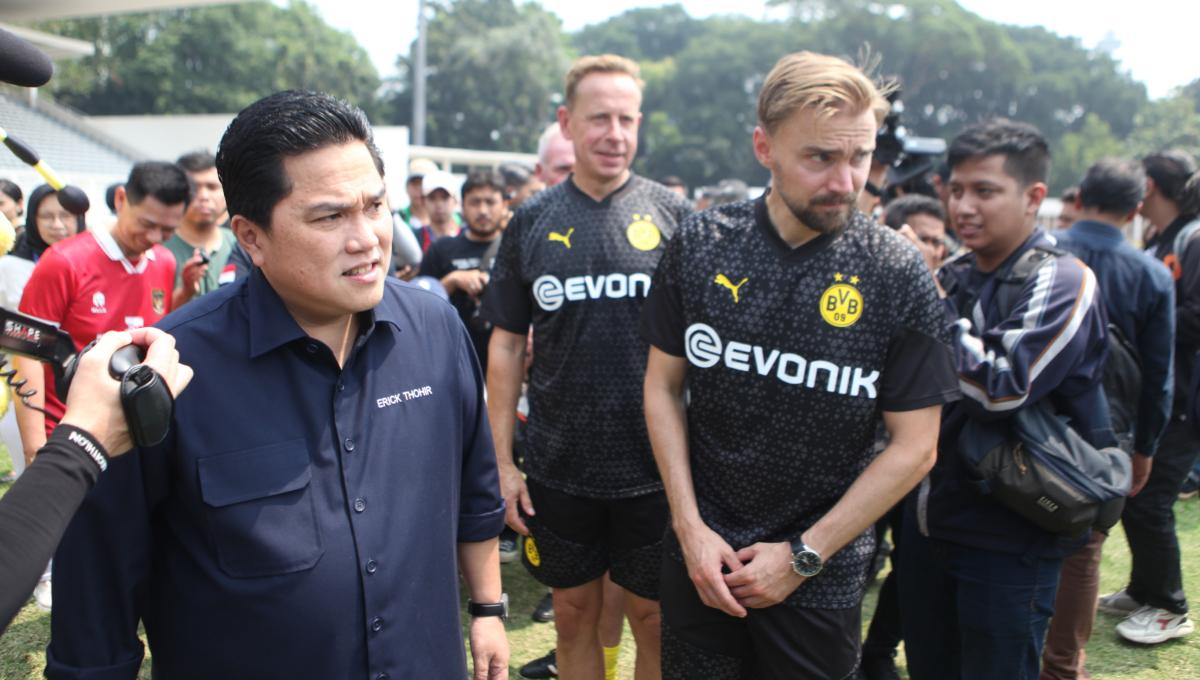 BVB Legends Tour Indonesia bersama PSSI menggelar coaching clinic di Stadion Madya Senayan, Jumat (08/09/23). Acara dihadiri oleh tim pelatih Borussia Dortmund Legend dan Ketua Umum PSSI, Erick Thohir. - INDOSPORT