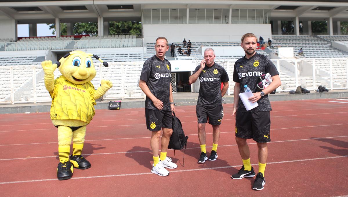 Tiga legenda Borussia Dortmund Paul Lambert, Joerg Heinrich, dan Marcel Schmelzer pada acara coaching clinic yang digelar oleh BVB Legends Tour Indonesia bersama PSSI di stadion Madya, Senayan, Jumat (08/09/23).