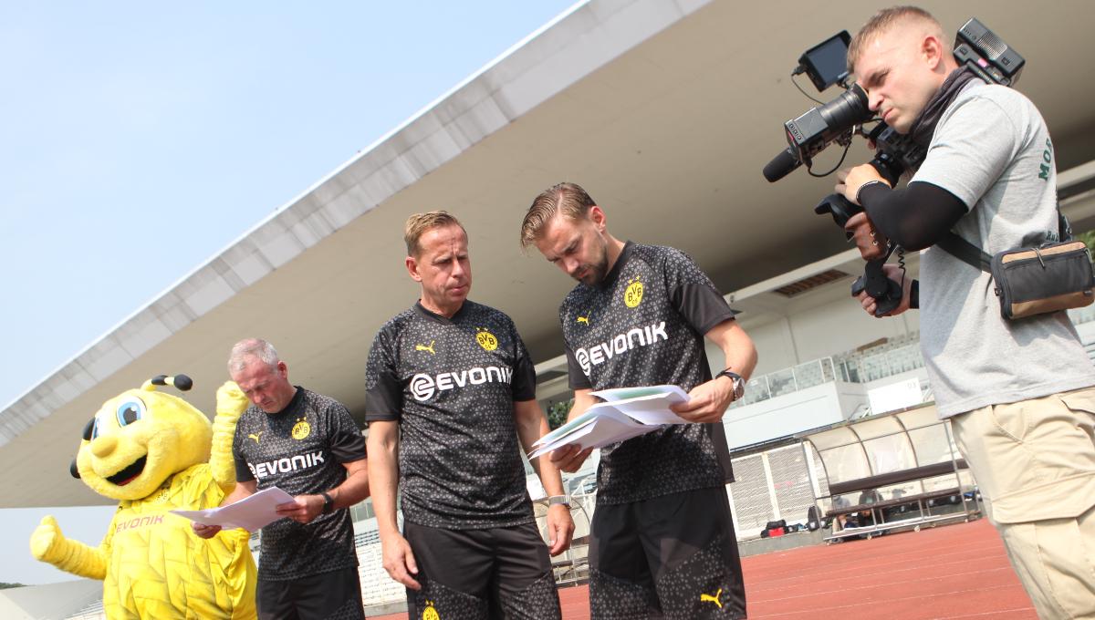 Tiga legenda Borussia Dortmund Paul Lambert, Joerg Heinrich, dan Marcel Schmelzer saat menyusun program latihan sebelum acara coaching clinic yang digelar oleh BVB Legends Tour Indonesia bersama PSSI di stadion Madya, Senayan, Jumat (08/09/23).