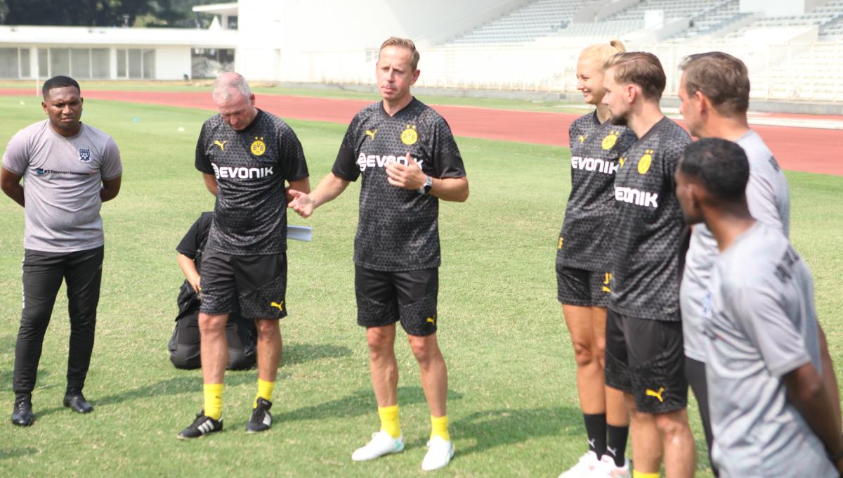 Tiga legenda Borussia Dortmund Paul Lambert, Joerg Heinrich, dan Marcel Schmelzer memberikan arahan kepada anak-anak Papua Football Academy sebagai peserta coaching clinic yang digelar oleh BVB Legends Tour Indonesia bersama PSSI di stadion Madya, Senayan, Jumat (08/09/23).