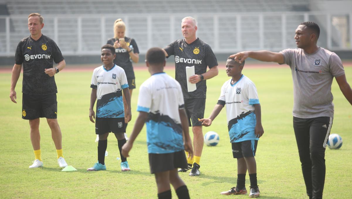 Legenda Borussia Dortmund, Paul Lambert dan Joerg Heinrich saat memberikan instruksi kepada para peserta coaching clinic coaching clinic yang digelar oleh BVB Legends Tour Indonesia bersama PSSI di stadion Madya, Senayan, Jumat (08/09/23).