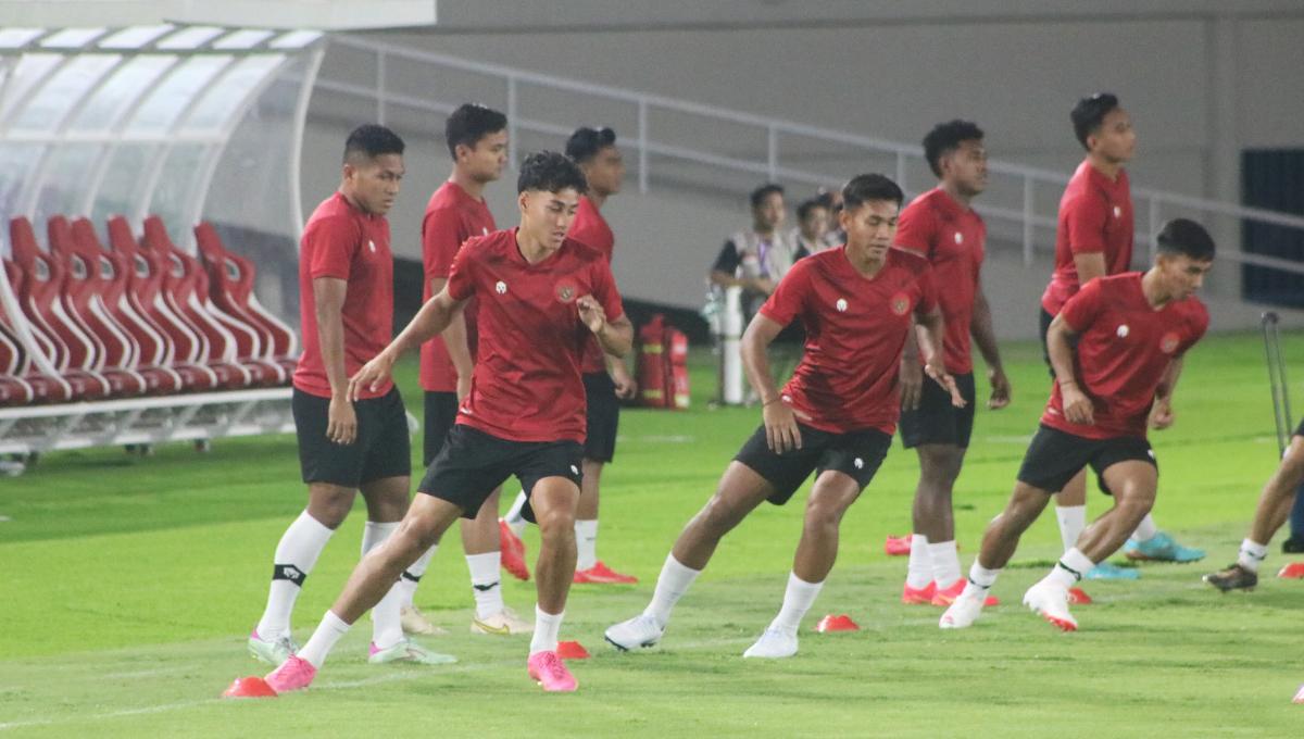 Raffael Struick (kiri) saat mengikuti sesi latihan resmi Timnas Indonesia U-23 jelang laga melawan Taiwan pada Kualifikasi Piala Asia U-23 di stadion Manahan Solo, Jumat (08/09/23).