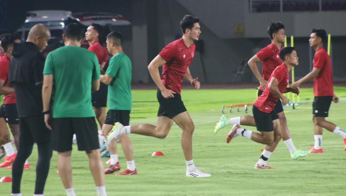 Elkan Baggott melakukan joging saat mengikuti sesi latihan resmi Timnas Indonesia U-23 jelang laga melawan Taiwan pada Kualifikasi Piala Asia U-23 di stadion Manahan Solo, Jumat (08/09/23).