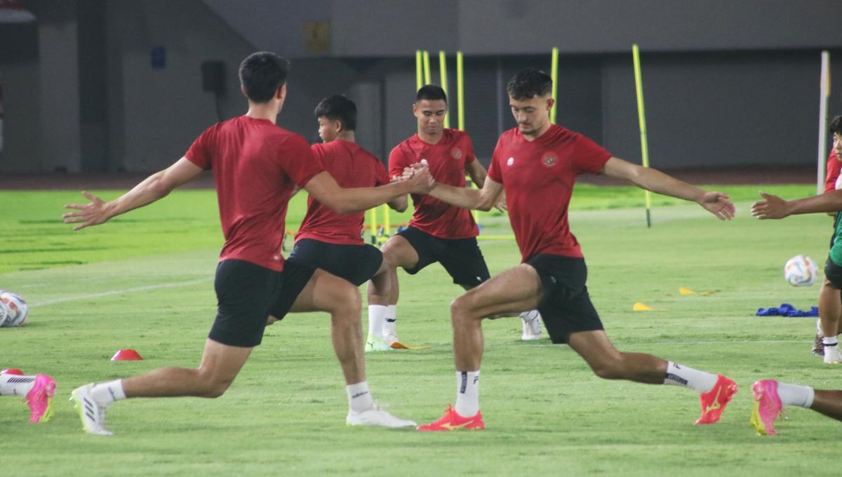 Raffael Struick dan Elkan Baggott melakukan pemanasan saat mengikuti sesi latihan resmi Timnas Indonesia U-23 jelang laga melawan Taiwan pada Kualifikasi Piala Asia U-23 di stadion Manahan Solo, Jumat (08/09/23).