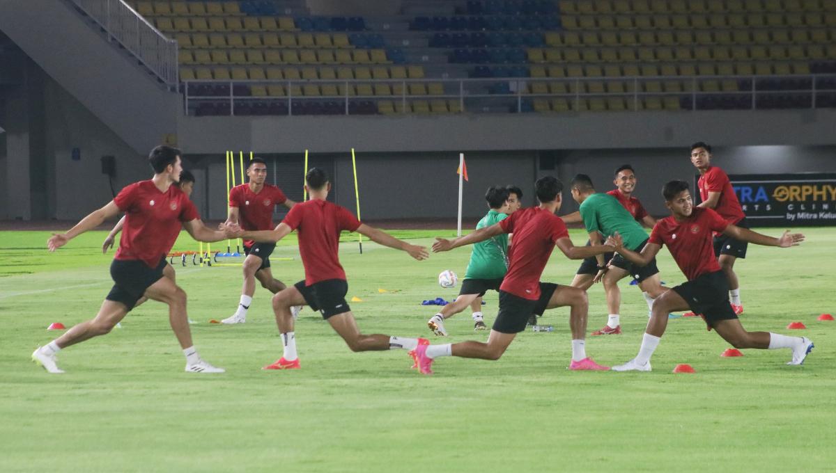 Para pemain Timnas Indonesia U-23 melakukan pemanasan sebelum menggelar sesi latihan resmi Timnas Indonesia U-23 jelang laga melawan Taiwan pada Kualifikasi Piala Asia U-23 di stadion Manahan Solo, Jumat (08/09/23).