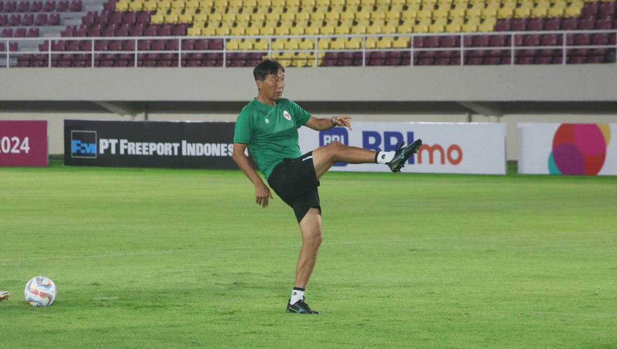 Pelatih kiper, Kim Bong-soo saat sesi latihan resmi Timnas Indonesia U-23 jelang laga melawan Taiwan pada Kualifikasi Piala Asia U-23 di stadion Manahan Solo, Jumat (08/09/23).
