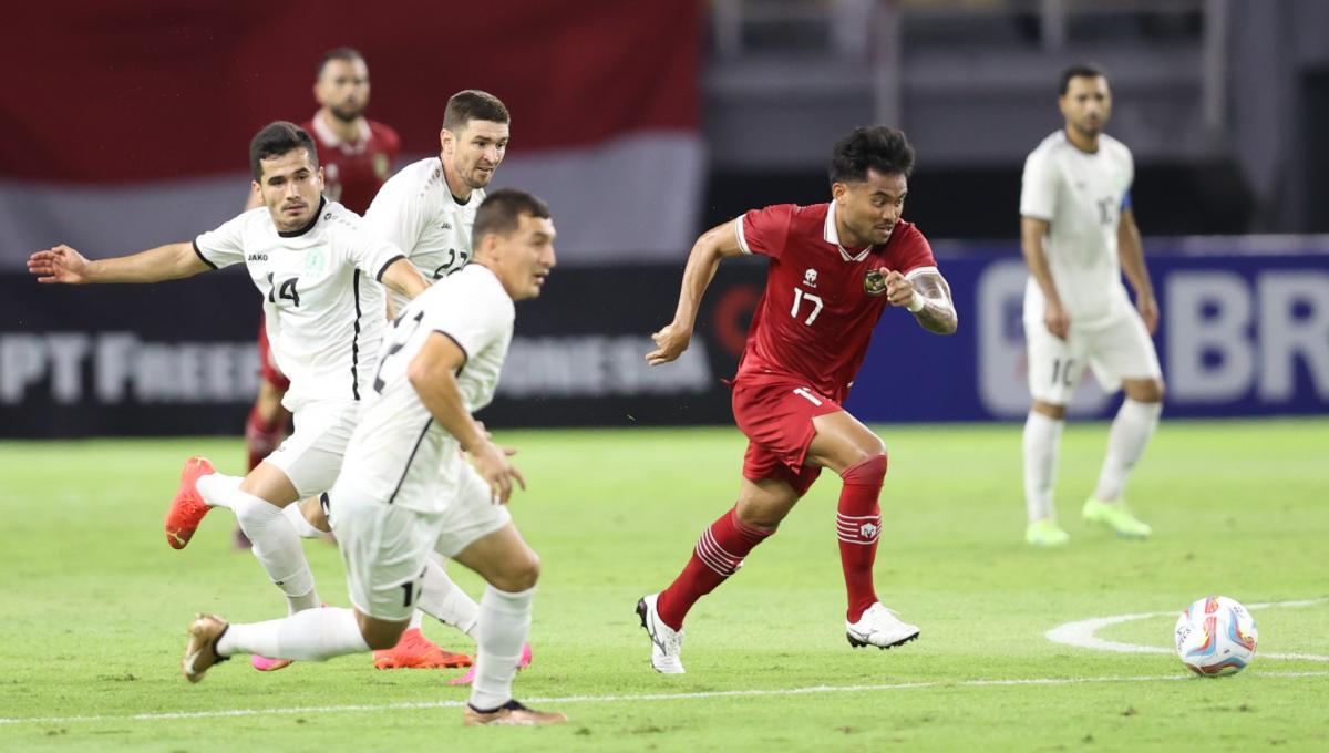Gelandang Timnas Indonesia, Saddil Ramdani, melewati pemain Turkmenistan pada laga FIFA Matchday di stadion GBT, Surabaya, Jumat (08/09/23).