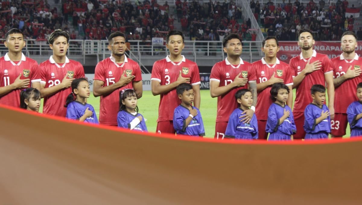 Starting eleven Timnas Indonesia saat menyanyikan lagu Indonesia Raya sebelum melawan Turkmenistan pada laga FIFA Matchday di stadion GBT, Surabaya, Jumat (08/09/23).