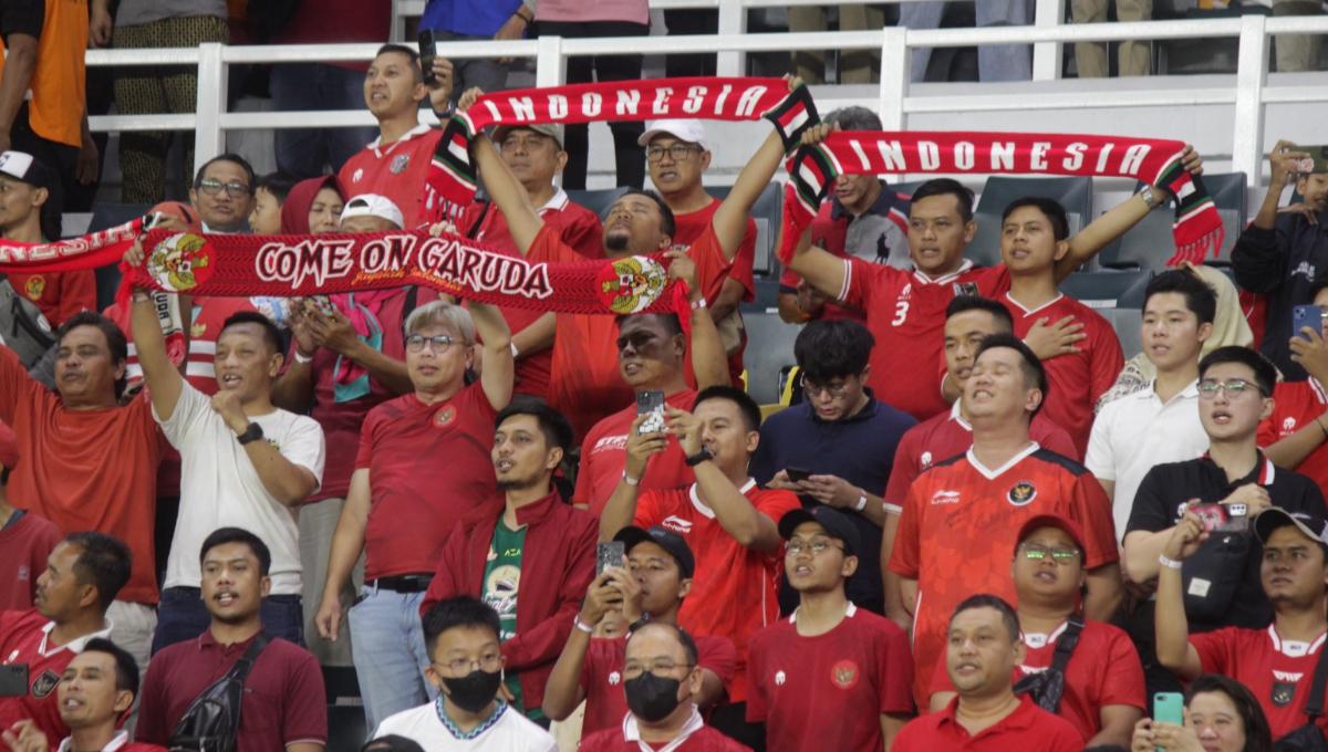 Ribuan suporter saat memberikan dukungan kepada Timnas Indonesia saat melawan Turkmenistan pada laga FIFA Matchday di stadion GBT, Surabaya, Jumat (08/09/23).