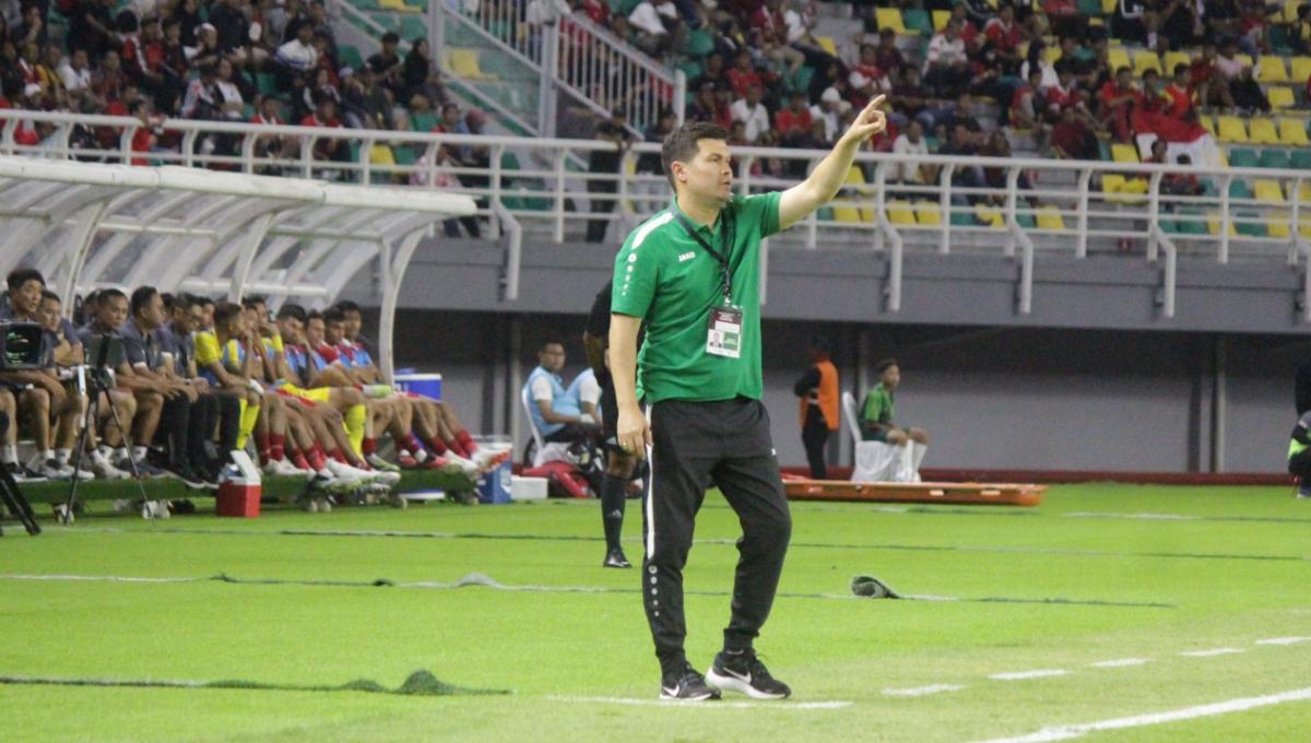 Pelatih Turkmenistan, Mergen Orazov saat memberikan instruksi ke pemainnya pada laga FIFA Matchday melawan Timnas Indonesia di stadion GBT, Surabaya, Jumat (08/09/23).