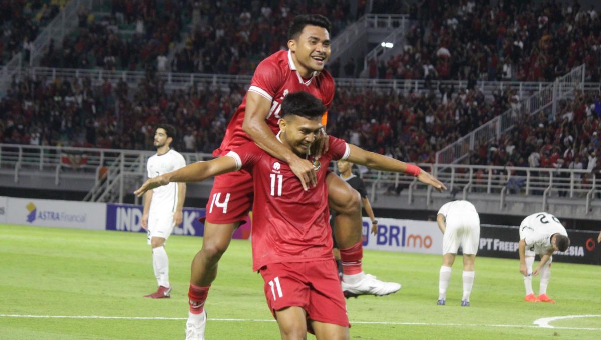 Selebrasi pemain Timnas Indonesia, Dendi Sulistyawan usai cetak gol ke gawang Turkmenistan pada laga FIFA Matchday di stadion GBT, Surabaya, Jumat (08/09/23).