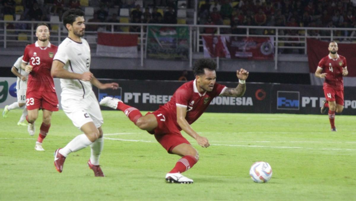 Pemain Timnas Indonesia, Saddil Ramdani dijatuhkan pemain Turkmenistan, Yvev Guychmyrat pada laga FIFA Matchday di stadion GBT, Surabaya, Jumat (08/09/23).