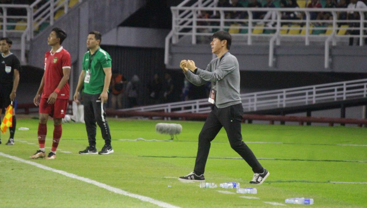 Pelatih Timnas Indonesia, Shin Tae-yong saat memberikan arahan kepada para pemainnya pada laga FIFA Matchday melawan Turkmenistan di stadion GBT, Surabaya, Jumat (08/09/23).