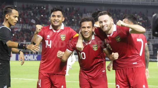Selebrasi pemain Timnas Indonesia, Egy Maulana Vikri bersama Marc Klok dan Asnawi Mangkualam usai cetak gol ke gawang Turkmenistan pada laga FIFA Matchday di stadion GBT, Surabaya, Jumat (08/09/23).