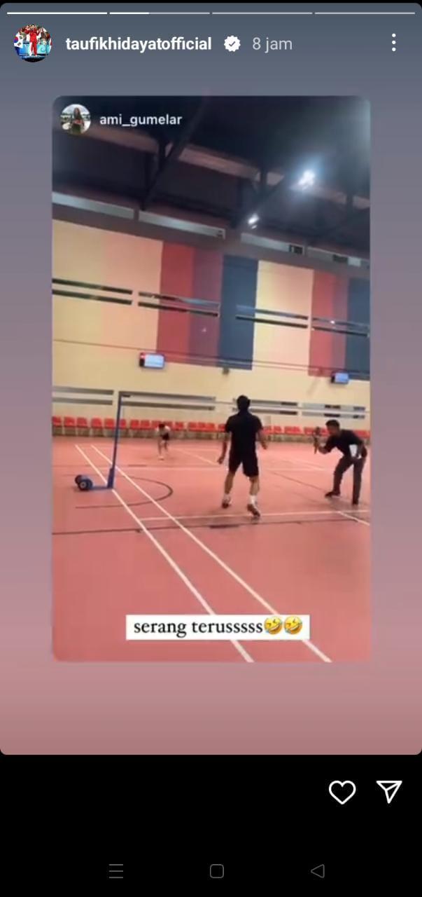 Taufik Hidayat duel bulutangkis lawan puranya sendiri, Nayutama Prawira Hidayat. Sumber: Instagram Story @taufikhidayatofficial. Copyright: Instagram Story @taufikhidayatofficial