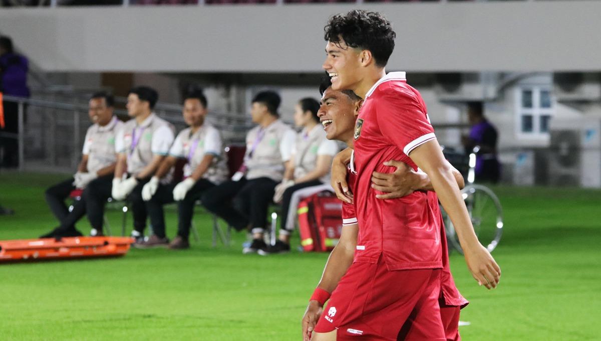 Striker Timnas U-23, Rafael Struick merayakan golnya ke gawang Taiwan bersama Pratama Arhan pada Kualifikasi Piala Asia U-23 di stadion Manahan Solo, Sabtu (09/9/23).