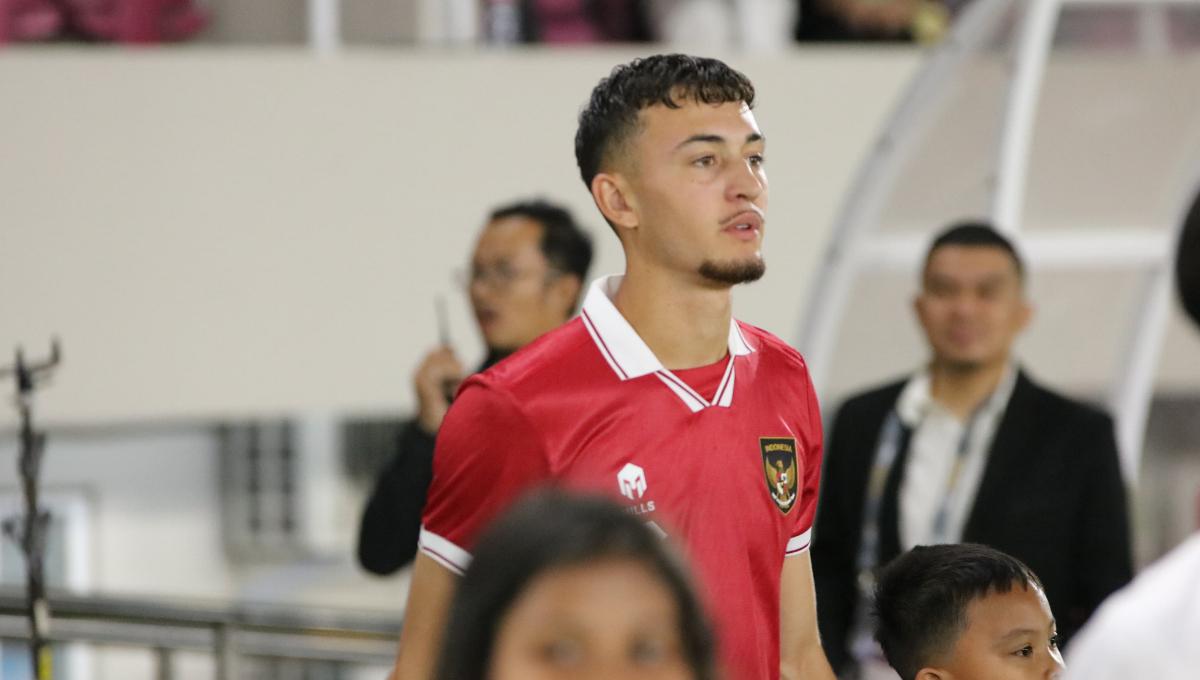 Pemain Timnas Indonesia U-23, Ivar Jenner saat memasuki lapangan sebelum menghadapi Taiwan pada Kualifikasi Piala Asia U-23 di stadion Manahan Solo, Sabtu (09/9/23).