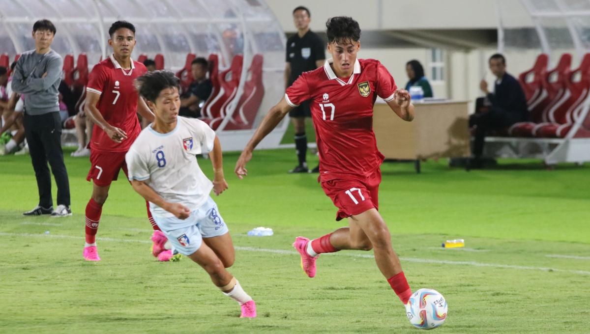 Aksi striker Timnas U-23, Rafael Struick melewati pemain Taiwan pada Kualifikasi Piala Asia U-23 di stadion Manahan Solo, Sabtu (09/9/23).