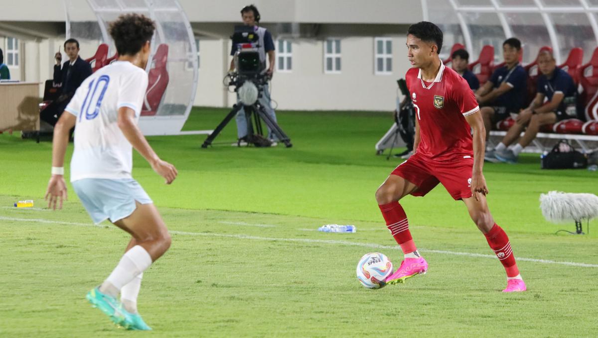 Pemain Timnas U-23, Marcelino Ferdinan mencoba melewati pemain Taiwan pada Kualifikasi Piala Asia U-23 di stadion Manahan Solo, Sabtu (09/9/23).