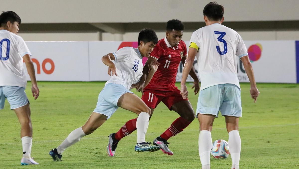 Pemain Timnas U-23, Jean Kelly Sroyer dijaga ketat pemain Taiwan pada Kualifikasi Piala Asia U-23 di stadion Manahan Solo, Sabtu (09/9/23).