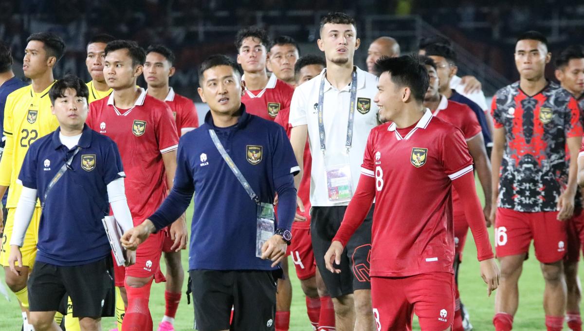 Para pemain dan pelatih Timnas U-23 menyapa suporter usai laga menghadapi Taiwan pada Kualifikasi Piala Asia U-23 di stadion Manahan Solo, Sabtu (09/9/23).