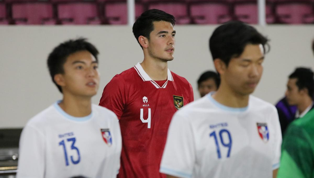 Bek Timnas U-23, Elkan Baggott saat memasuki lapangan sebelum menghadapi Taiwan pada Kualifikasi Piala Asia U-23 di stadion Manahan Solo, Sabtu (09/9/23).