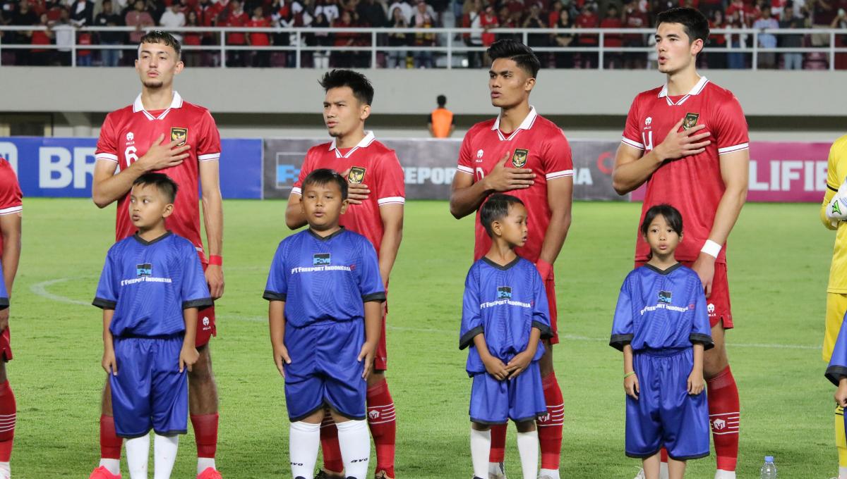 Starting eleven Timnas U-23 menyanyikan lagu Indonesia Raya sebelum menghadapi Taiwan pada Kualifikasi Piala Asia U-23 di stadion Manahan Solo, Sabtu (09/9/23).