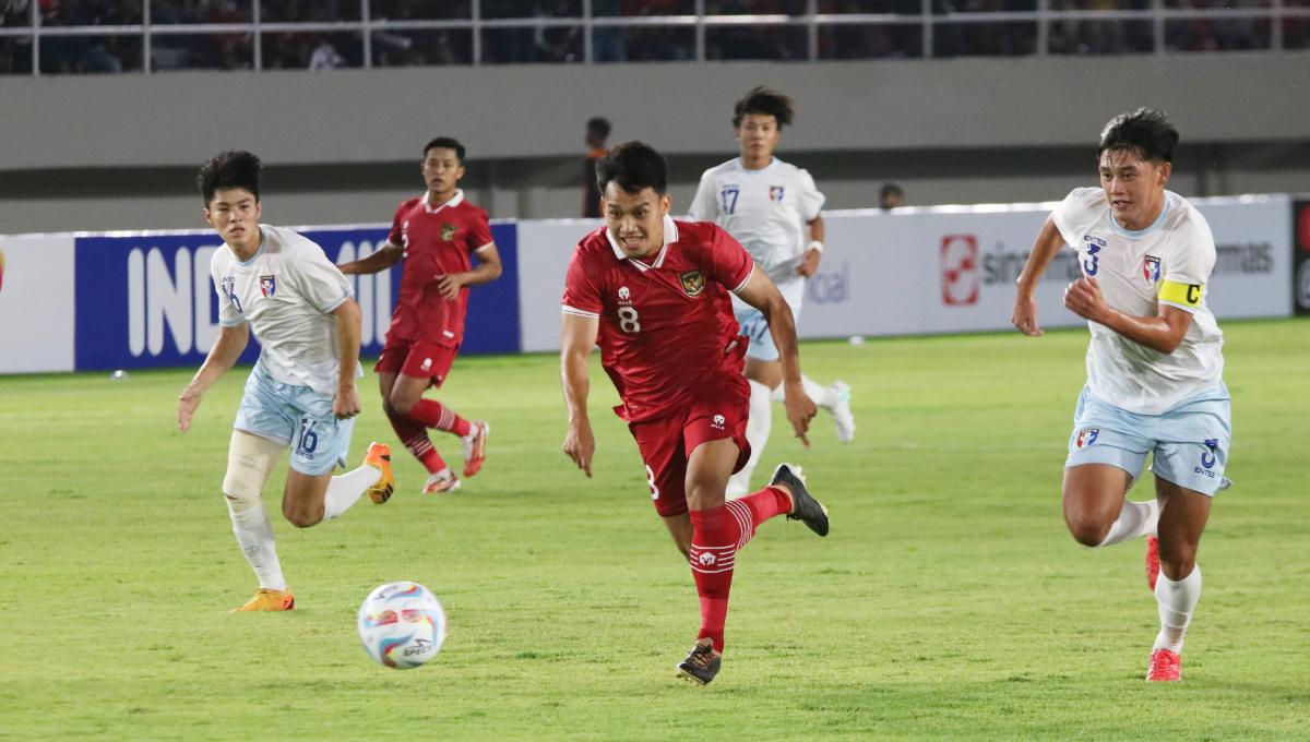 Winger Timnas U-23, Witan Sulaeman sukse melewati hadangan pemain Taiwan pada Kualifikasi Piala Asia U-23 di stadion Manahan Solo, Sabtu (09/9/23).