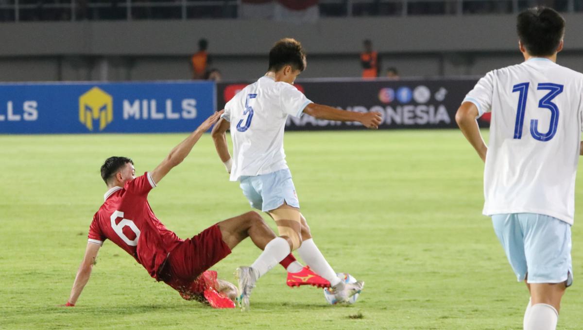 Pemain Timnas U-23, Ivar Jenner (kiri) melakukan tackle ke arah pemain Taiwan pada Kualifikasi Piala Asia U-23 di stadion Manahan Solo, Sabtu (09/9/23).