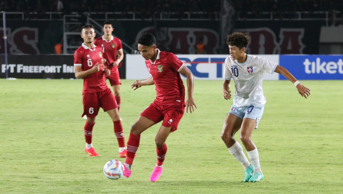 Aksi pemain Timnas U-23, Marselino Ferdinan dibayang-bayangi pemain Taiwan pada Kualifikasi Piala Asia U-23 di stadion Manahan Solo, Sabtu (09/9/23).