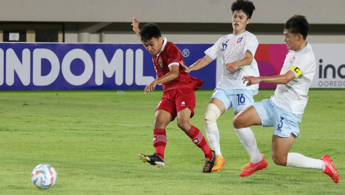 Proses Gol pemain Timnas U-23, Witan Sulaeman ke gawang Taiwan usai berhasil lolos dari jebakan offside pada Kualifikasi Piala Asia U-23 di stadion Manahan Solo, Sabtu (09/9/23).