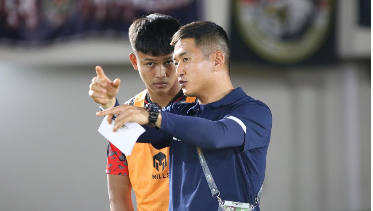 Striker Timnas U-23, Hokky Caraka mendapat instruksi sebelum tampil menghadapi Taiwan pada Kualifikasi Piala Asia U-23 di stadion Manahan Solo, Sabtu (09/9/23).