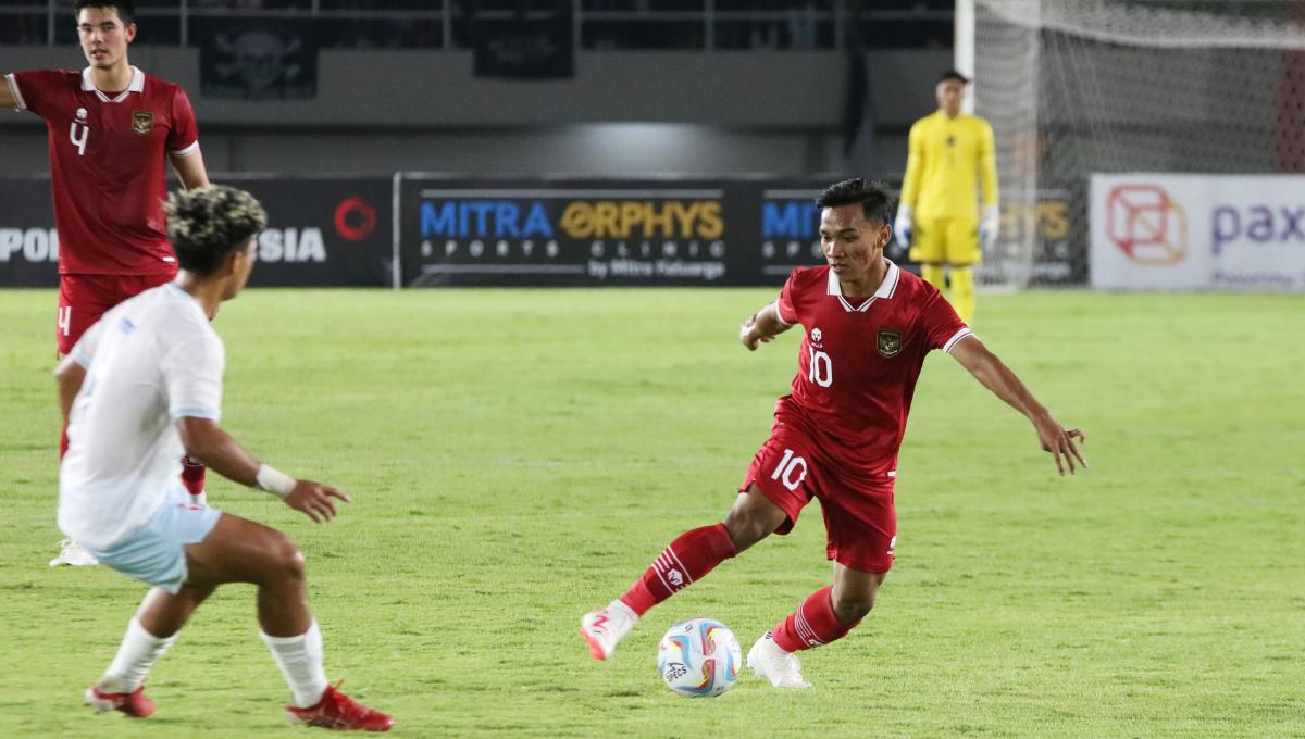 Aksi gelandang Timnas U-23, Arkhan Fikri saat menghadapi Taiwan pada Kualifikasi Piala Asia U-23 di stadion Manahan Solo, Sabtu (09/9/23).