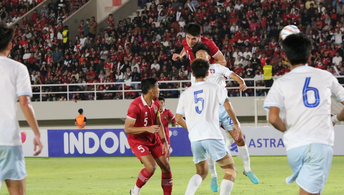 Proses gol bek Timnas U-23, Elkan Baggott lewat sundulan ke gawang Taiwan pada Kualifikasi Piala Asia U-23 di stadion Manahan Solo, Sabtu (09/9/23).