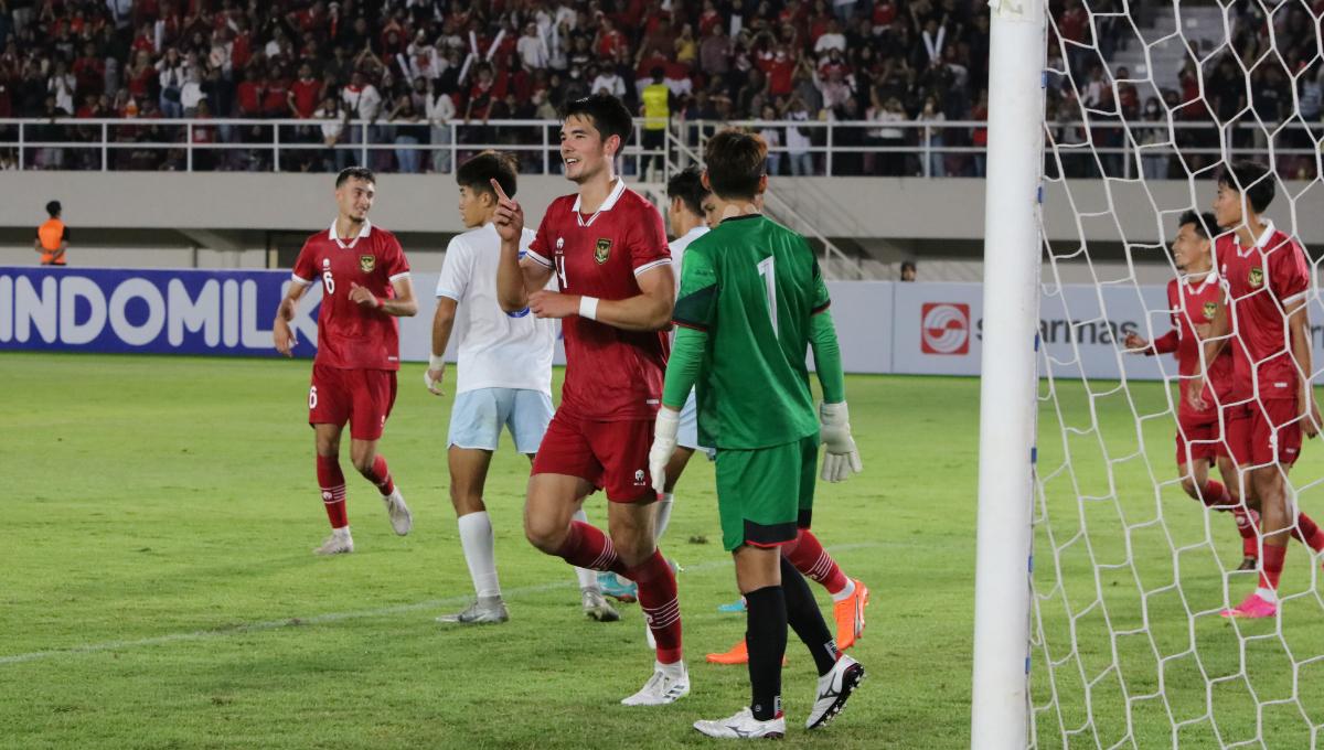 Selebrasi bek Timnas U-23, Elkan Baggott usai mencetak gol ke gawang Taiwan pada Kualifikasi Piala Asia U-23 di stadion Manahan Solo, Sabtu (09/9/23).