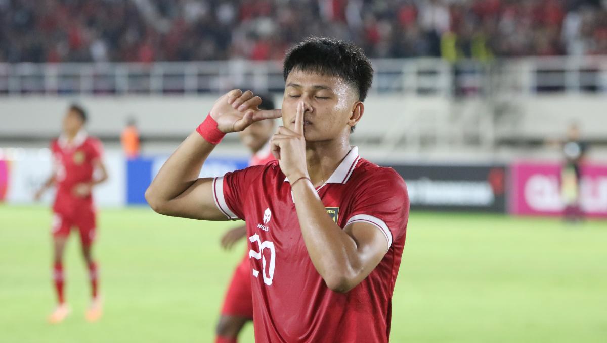 Selebrasi striker Timnas Indonesia U-23, Hokky Caraka, usai mencetak gol ke gawang Taiwan pada Kualifikasi Piala Asia U-23 di stadion Manahan Solo, Sabtu (09/09/23).