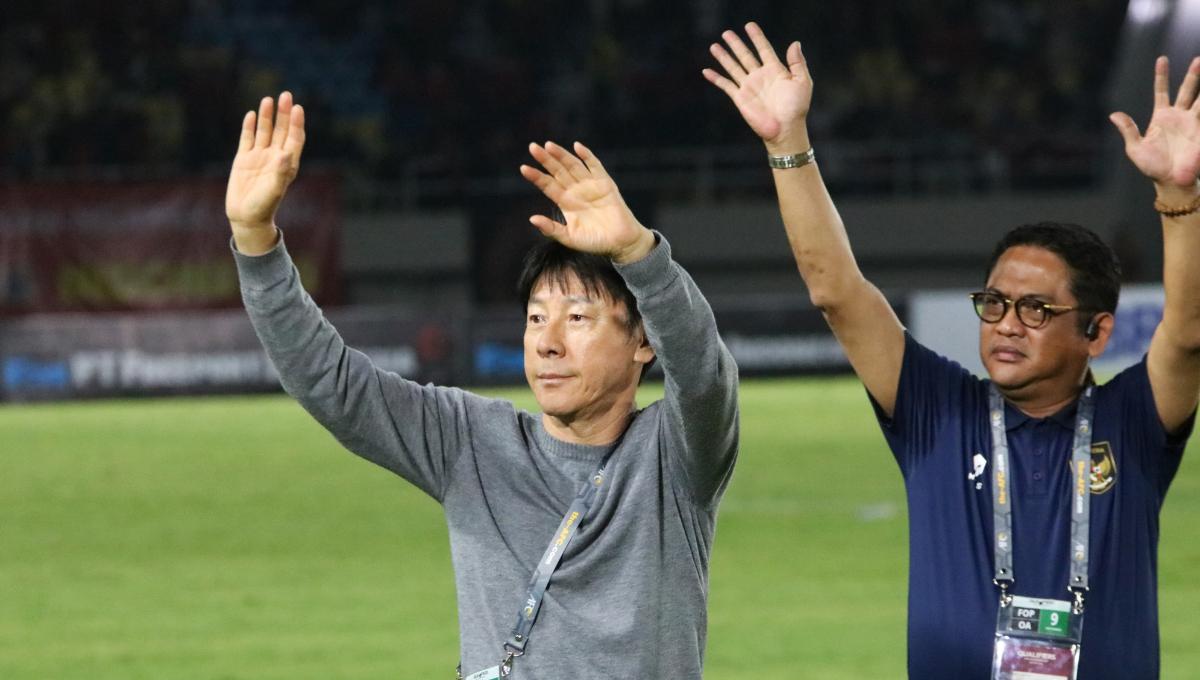 Pelatih Timnas U-23, Shin Tae-yong dan Manajer Tim, Endri Irawan saat menyapa suporter di Kualifikasi Piala Asia U-23 di stadion Manahan Solo, Sabtu (09/9/23).