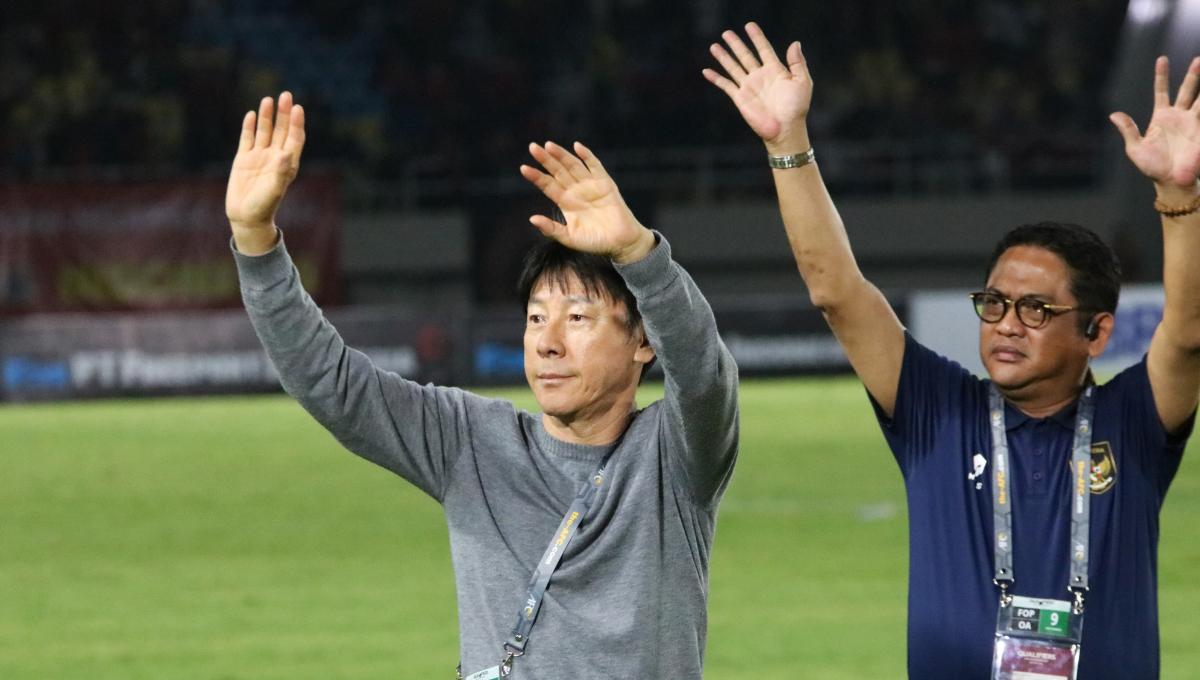 Pelatih Timnas U-23, Shin Tae-yong dan Manajer Tim, Endri Irawan saat menyapa suporter usai laga melawan Taiwan pada Kualifikasi Piala Asia U-23 di stadion Manahan Solo, Sabtu (09/9/23). - INDOSPORT