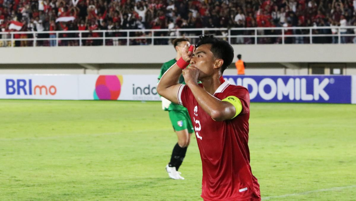 Selebrasi bek kiri Timnas U-23, Pratama Arhan usai mencetak gol ke gawang Taiwan pada laga Kualifikasi Piala Asia U-23 di stadion Manahan Solo, Sabtu (09/09/23).