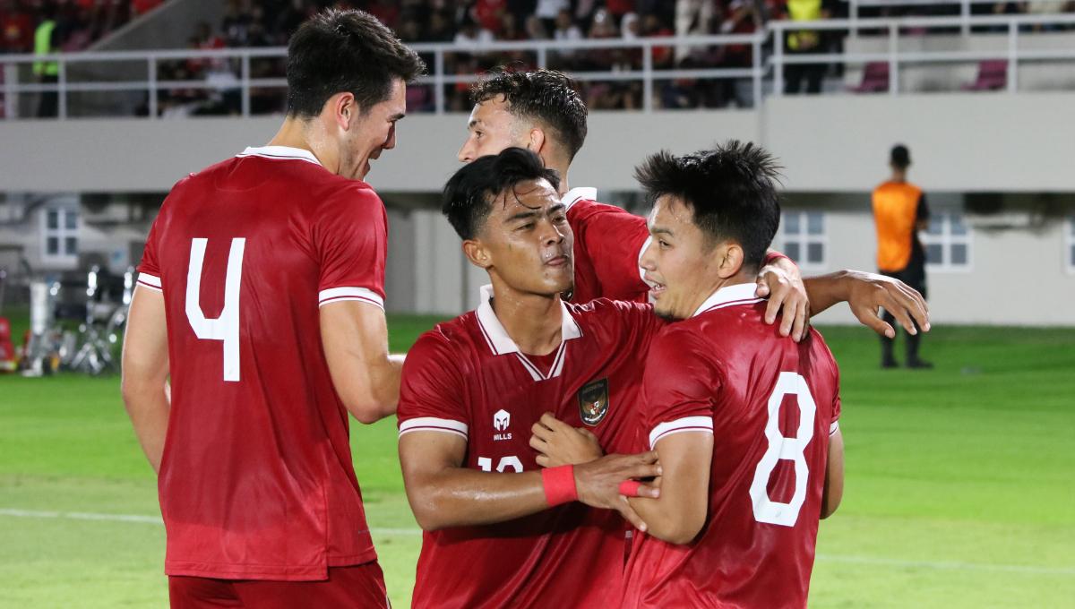 Ekspresi lucu bek kiri Timnas U-23, Pratama Arhan usai rekannya Witan Sulaeman cetak gol ke gawang Taiwan pada laga Kualifikasi Piala Asia U-23 di stadion Manahan Solo, Sabtu (09/09/23).