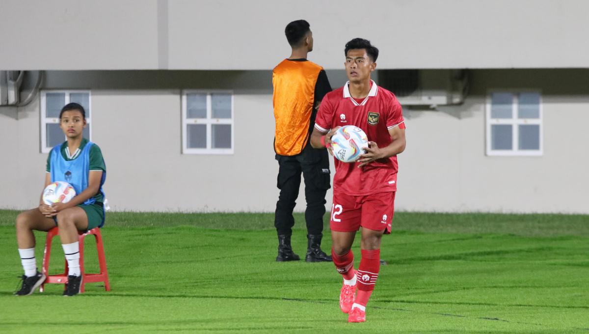 Bek kiri Timnas U-23, Pratama Arhan saat melakukan lemparan ke dalam pada laga Kualifikasi Piala Asia U-23 melawan Taiwan di stadion Manahan Solo, Sabtu (09/09/23).