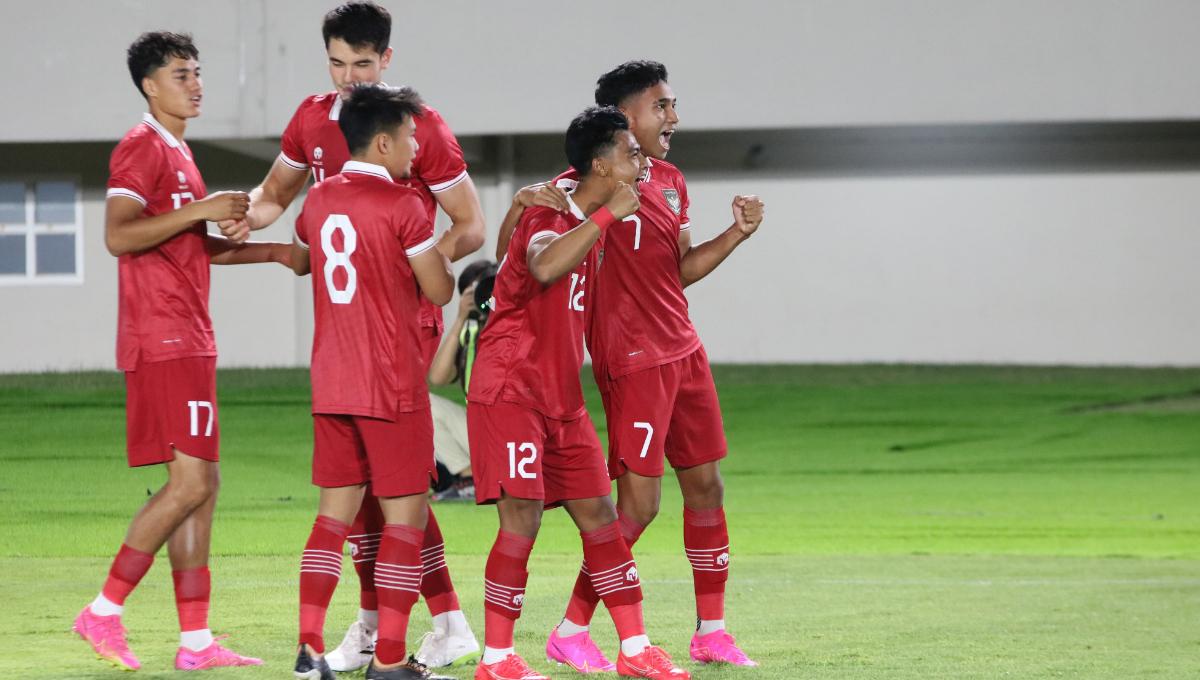 Selebrasi bek kiri Timnas U-23, Pratama Arhan bersama Marselino Ferdinan usai cetak gol ke gawang Taiwan pada laga Kualifikasi Piala Asia U-23 di stadion Manahan Solo, Sabtu (09/09/23).