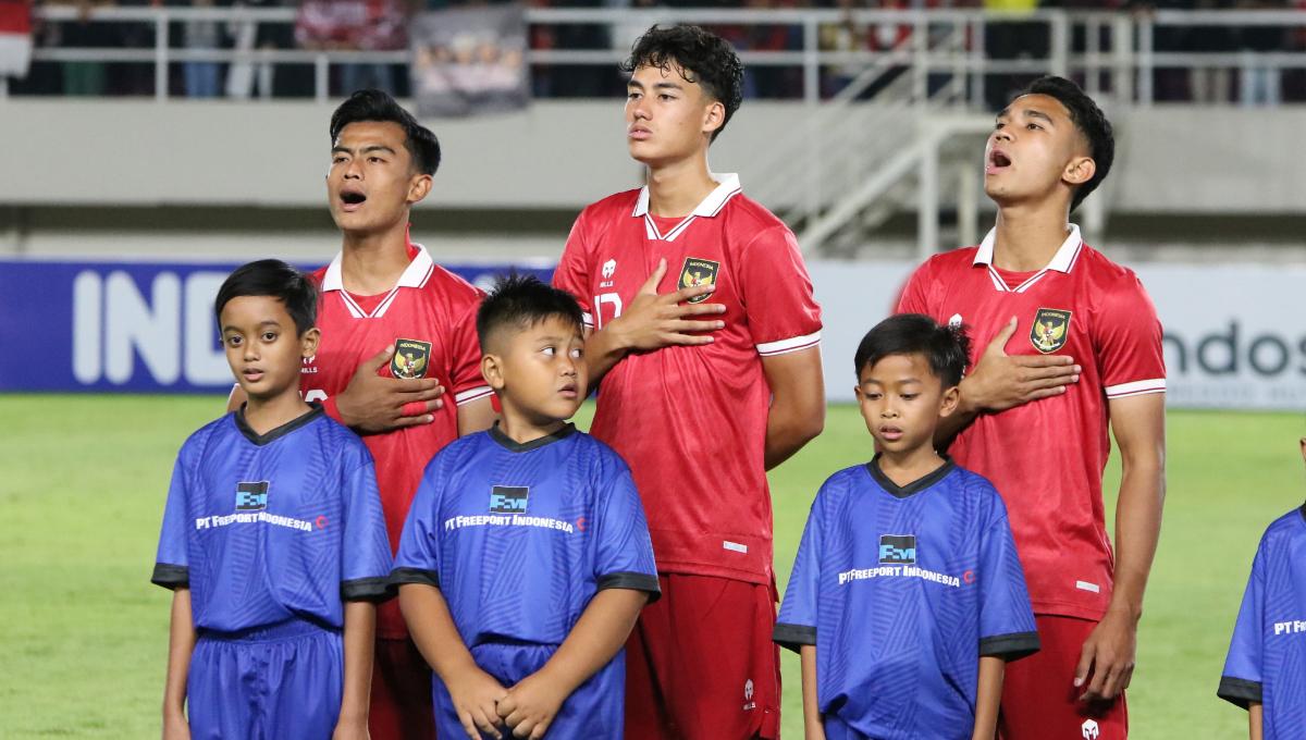 Bek kiri Timnas U-23, Pratama Arhan saat menyanyikan lagu Indonesia Raya sebelum menghadapi Taiwan pada laga Kualifikasi Piala Asia U-23 melawan Taiwan di stadion Manahan Solo, Sabtu (09/09/23).