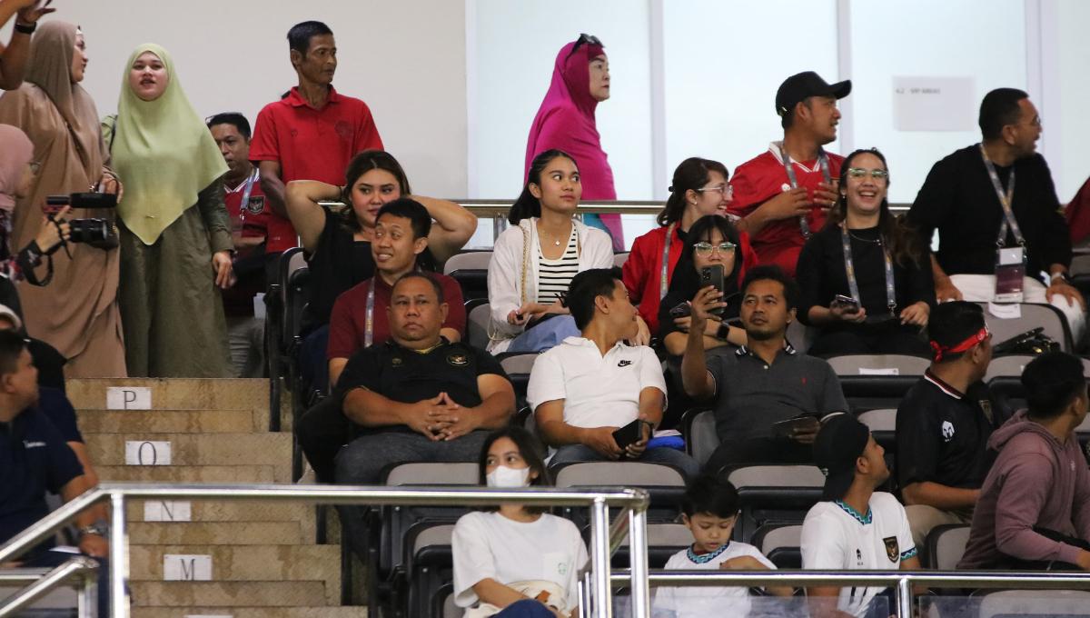 Istri Pratama Arhan, Azizah Alsha menyaksikan sang suami dari VVIP stadion Manahan Solo, Sabtu (09/09/23).